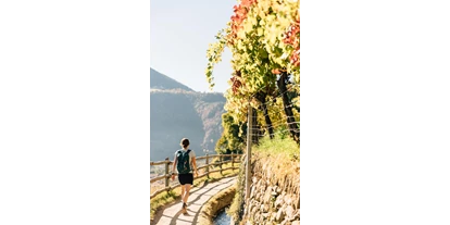 Ausflug mit Kindern - Alter der Kinder: über 10 Jahre - Trentino-Südtirol - Gemütliche Wanderung über den ebenen Algunder Waalweg durch die bunte Herbstlandschaft. 
© Tourismusverein Algund / Benjamin Pfitscher - Wanderung am Algunder Waalweg