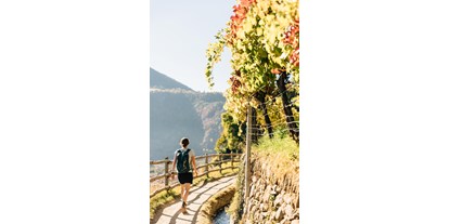 Ausflug mit Kindern - Naturns, Südtirol - Gemütliche Wanderung über den ebenen Algunder Waalweg durch die bunte Herbstlandschaft. 
© Tourismusverein Algund / Benjamin Pfitscher - Wanderung am Algunder Waalweg