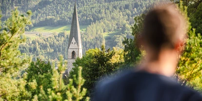 Trip with children - Prämajur - Mals - Blick zur Agumser Kirche - Familienwanderung auf dem "Gumperle"-Weg