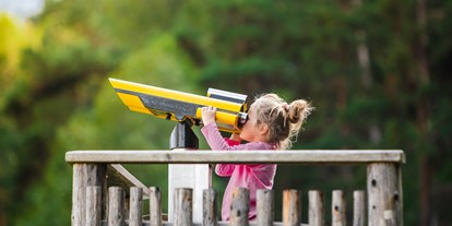 Ausflug mit Kindern - outdoor - Müstair - Aussichtsplattform mit Fernrohr - Familienwanderung auf dem "Gumperle"-Weg