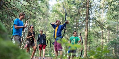 Ausflug mit Kindern - Ausflugsziel ist: ein Spielplatz - Trentino-Südtirol - HABT IHR DEN BOGEN RAUS?
Zeigt euer Können im AbenteuerpARCour
Mit Pfeil und Bogen durch die Olanger Wälder streifen und eure Treffsicherheit testen: Das könnt ihr in unserem ARC 3D-Bogenparcours. Die Zielobjekte: 28 Kunststofftiere. Eure Mission: möglichst viele Treffer landen. Am Ende steht der beste Schütze fest – Natur und Spaß für die ganze Familie! - Kronschool Summer Adventures