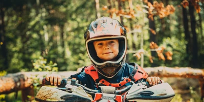 Ausflug mit Kindern - Ausflugsziel ist: eine Sportanlage - Forst (Kalsdorf bei Graz, Wundschuh) - Elektro Motocross für Kinder - EMX-Park
