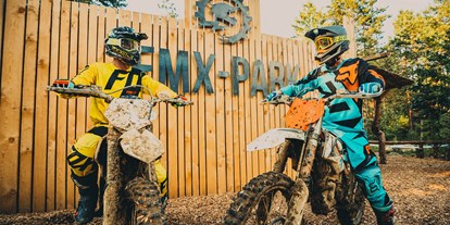 Ausflug mit Kindern - Parkmöglichkeiten - Raabau - Elektro Motocross Action  - EMX-Park