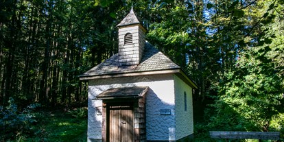 Ausflug mit Kindern - Ausflugsziel ist: ein Aussichtspunkt - Weißenkirchen im Attergau - Wanderung zur Radstattkapelle und zur Hochalm 