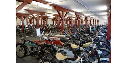 Ausflug mit Kindern - Duingen - Das PS.Depot Motorrad

800 Zweiräder präsentieren wir Ihnen im PS.Depot Motorrad. Verteilt auf drei Etagen mit 3.500 qm Fläche sehen Sie deutsche Serienmotorräder von den Anfängen bis zu den 1980er Jahren, aber auch zahlreiche internationale Marken.

Bildquelle: STIFTUNG PS.SPEICHER - PS.SPEICHER