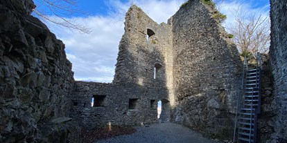 Ausflug mit Kindern - sehenswerter Ort: Ruine - Dornbirn Gütle - Blick in den Palas der Burgruine Alt-Ems - Burgruine Alt-Ems