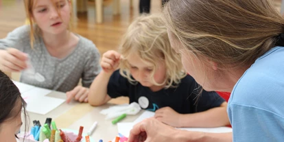 Ausflug mit Kindern - Witterung: Schönwetter - Mutten - Workshops, Kreative Rundgänge oder Kindergeburtstage. Kinder haben oft einen ganz eigenen Zugang zur Kunst und das wollen wir aktiv fördern. - Kirchner Museum Davos