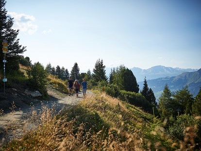 Ausflug mit Kindern - Davos Frauenkirch - Wanderung zum Rot Tritt in Arosa. - Aussichtspunkt Rot Tritt