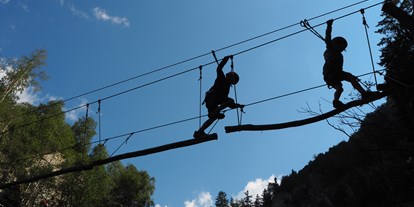 Ausflug mit Kindern - Ausflugsziel ist: eine Sportanlage - Graubünden - Abenteuer Seilpark "Curtin Medelin"