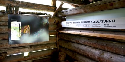 Ausflug mit Kindern - Umgebungsschwerpunkt: Fluss - Wald am Arlberg - Eine Installationsecke - Heinzenkapelle St. Antönien