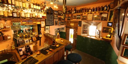 Ausflug mit Kindern - Ausflugsziel ist: ein Museum - Müstair - smallest Whisky Bar on earth & HighGlen Distillery