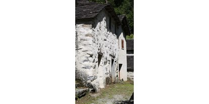 Ausflug mit Kindern - Weg: Erlebnisweg - Graubünden - Fassaden  - "Grotti" von Cama