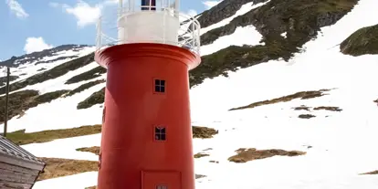 Ausflug mit Kindern - PLZ 6454 (Schweiz) - Symbolbild für Ausflugsziel Leuchtturm auf dem Oberalppass. Keine korrekte oder ähnlich Darstellung! - Leuchtturm auf dem Oberalppass