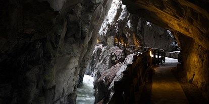 Ausflug mit Kindern - Ausflugsziel ist: ein Bad - PLZ 7231 (Schweiz) - Quellschlucht der Tamina. Hier entspringt das Heilwasser - Altes Bad Pfäfers