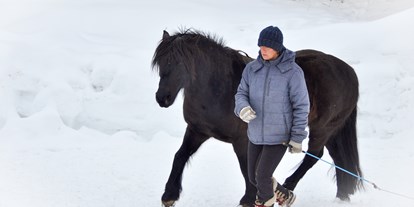 Ausflug mit Kindern - Filisur - Der Winter hat zum reiten auch seine Schönheit - Stalla Chapella / Bogenparcours Engadin