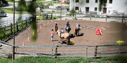 Trip with children - Ausflugsziel ist: eine Sportanlage - Champfèr - Erlebnis Pferde Halbtage - Stalla Chapella / Bogenparcours Engadin