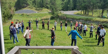 Ausflug mit Kindern - Ausflugsziel ist: ein Naturerlebnis - Schweiz - Einführung ins Bogenschiessen für eine Schulklasse - Stalla Chapella / Bogenparcours Engadin