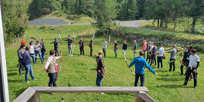 Ausflug mit Kindern - Witterung: Bewölkt - Davos Frauenkirch - Einführung ins Bogenschiessen für eine Schulklasse - Stalla Chapella / Bogenparcours Engadin