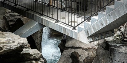 Ausflug mit Kindern - Themenschwerpunkt: Kultur - PLZ 7513 (Schweiz) - Ein neuer Weg führt durch die Cavaglia-Schlucht am südöstlichen Ende der Hochebene von Cavaglia. Die Schlucht beeindruckt durch die bizarren, durch Erosion entstandenen Formen. Die Besucher können die durch Wasserstrudel gebildeten Aushöhlungen, die Gletschermühlen und die riesigen Felsüberhänge bewundern. - Gletschergarten Cavaglia