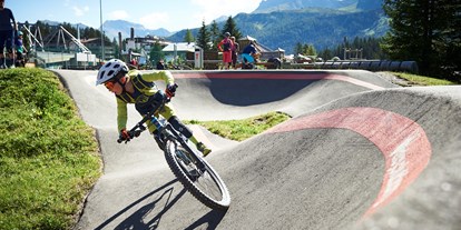 Ausflug mit Kindern - PLZ 7104 (Schweiz) - Der Pumptrack in Arosa steht für Spass für die kleinere Biker. - Pumptrack