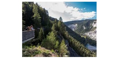 Ausflug mit Kindern - Alter der Kinder: 6 bis 10 Jahre - PLZ 7304 (Schweiz) - Blick in die Rheinschlucht von der Aussichtsplattform Islabord - Aussichtsplattform Islabord