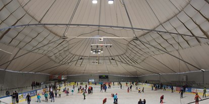 Ausflug mit Kindern - Sportanlage: Eislaufplatz - Schruns - Kunsteisbahn Aktivpark Montafon
