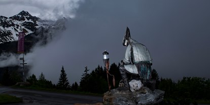 Ausflug mit Kindern - Witterung: Wind - Wald am Arlberg - Bergknappendenkmal am Kristberg im Silbertal, dem Genießerberg im Montafon - Der Sagenwanderweg (Sagenweg) vom Kristberg ins Silbertal