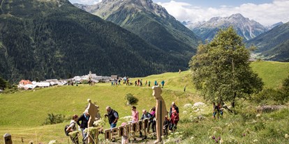 Ausflug mit Kindern - Ausflugsziel ist: eine Wanderung - Graubünden - Schellen-Ursli-Weg oberhalb Guarda 
©Dominik Täuber - Schellen-Ursli-Weg