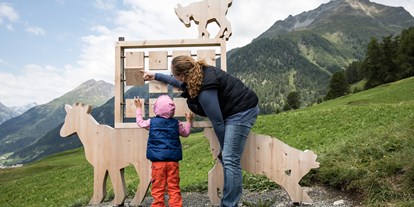 Ausflug mit Kindern - Ausflugsziel ist: eine Wanderung - PLZ 7276 (Schweiz) - Schellen-Ursli-Weg oberhalb Guarda 
©Dominik Täuber - Schellen-Ursli-Weg