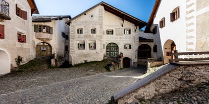 Ausflug mit Kindern - Ausflugsziel ist: ein Weg - Graubünden - Schellen-Ursli-Haus in Guarda 
©Andrea Badrutt, Chur - Schellen-Ursli-Weg