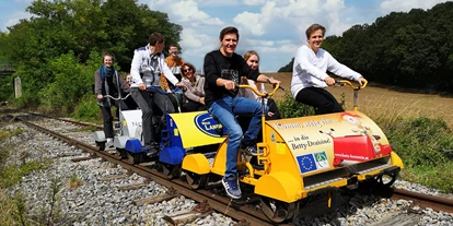 Trip with children - Ausflugsziel ist: eine Bahn - Austria - Oder bis zu drei Draisinen zusammengekoppelt - so können bis zu 12 Personen gemeinsam fahren - Weinviertel Draisine