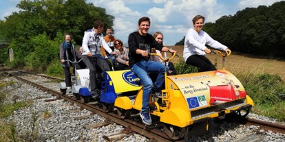Ausflug mit Kindern - Kinderwagen: vollständig geeignet - Wien Floridsdorf - Oder bis zu drei Draisinen zusammengekoppelt - so können bis zu 12 Personen gemeinsam fahren - Weinviertel Draisine