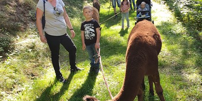 Ausflug mit Kindern - Alter der Kinder: 4 bis 6 Jahre - Kirchberg (Maria Lankowitz) - alle sind völlig entspannt ;) - Alpakawanderung am Laikamhof
