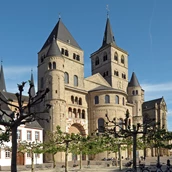 Destination - Westfassade des Trierer Domes. 
Fotoaufnahme: Rita Heyen, Bistum Trier - Trierer Dom