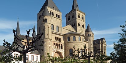 Ausflug mit Kindern - Ausflugsziel ist: ein sehenswerter Ort - Westfassade des Trierer Domes. 
Fotoaufnahme: Rita Heyen, Bistum Trier - Trierer Dom