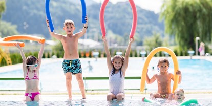Ausflug mit Kindern - Themenschwerpunkt: Schwimmen - Mühlwald (Trentino-Südtirol) - Balneum Sterzing Kinder im Freibad - Balneum Sterzing