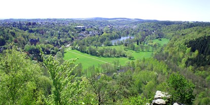Ausflug mit Kindern - Umgebungsschwerpunkt: Stadt - PLZ 08304 (Deutschland) - Aussichtspunkt Weißes Kreuz mit Blick zum Park - Ringweg um Greiz