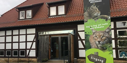 Ausflug mit Kindern - Themenschwerpunkt: Entdecken - Thüringen - Wildkatzenscheune Eingang - Wildkatzendorf Hütscheroda