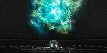 Ausflug mit Kindern - Dahlwitz-Hoppegarten - Künstlerische Darstellung einer Supernova im Planetariumssaal des Zeiss-Großplanetarium ©SPB-Natalie-Toczek - Zeiss-Großplanetarium Berlin