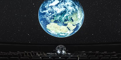 Ausflug mit Kindern - Kindergeburtstagsfeiern - Biesenthal - Planet Erde im Planetariumssaal des Zeiss-Großplanetarium ©SPB-Natalie-Toczek - Zeiss-Großplanetarium Berlin
