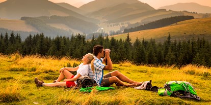 Ausflug mit Kindern - Landschaft: Moore - Österreich - Wanderer auf der Sommeralm
(c) TVB Almenland Foto Bergmann - Tourismusregion Naturpark Almenland Steiermark