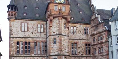 Ausflug mit Kindern - sehenswerter Ort: Wahrzeichen - Gießen - Symbolbild für Ausflugsziel Rathaus Marburg (Hessen). - Rathaus Marburg