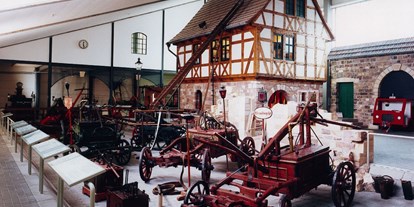 Ausflug mit Kindern - Ausflugsziel ist: ein Museum - Hilders - Halle 1 mit den Geräten von 1624 bis in die 1920er Jahre - Deutsches Feuerwehr-Museum Fulda