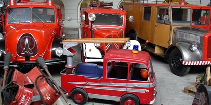Ausflug mit Kindern - Umgebungsschwerpunkt: Land - Hilders - Kleine Drehleiter von einem Kinderkarussell inmitten der "großen Brüder - Deutsches Feuerwehr-Museum Fulda