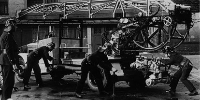 Ausflug mit Kindern - Kinderwagen: vollständig geeignet - Frankfurt Rhein-Main - Feuerwehrleute übern mit einer Drehleiter in Frankfurt am Main - Deutsches Feuerwehr-Museum Fulda