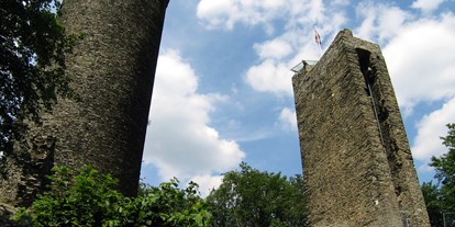 Ausflug mit Kindern - Hünfelden - Burggelände mit Bastion und Wohnturm - Burgruine Reifenberg