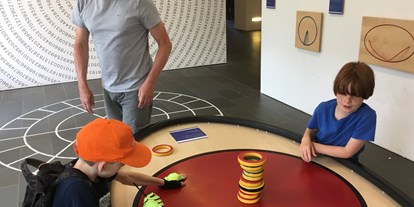 Ausflug mit Kindern - Hüttenberg (Lahn-Dill-Kreis) - Faszination Drehbewegung - manchen bauen Türme  - Mathematikum