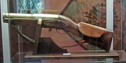 Ausflug mit Kindern - Preisniveau: moderat - Sankt Leonhard (Grödig) - einer der ausgestellten Prangerstutzen aus Ebenau - Museum im Fürstenstöckl