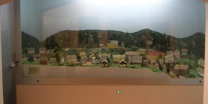 Trip with children - Ausflugsziel ist: eine kulturelle Einrichtung - Kleinberg (Nußdorf am Haunsberg) - Modell des Ortes um 1700 - Museum im Fürstenstöckl