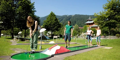 Trip with children - Ausflugsziel ist: ein Spielplatz - Salzburg - Symbolbild für Ausflugsziel Minigolfplatz Flachau. Keine korrekte oder ähnliche Darstellung! - Minigolfplatz Flachau